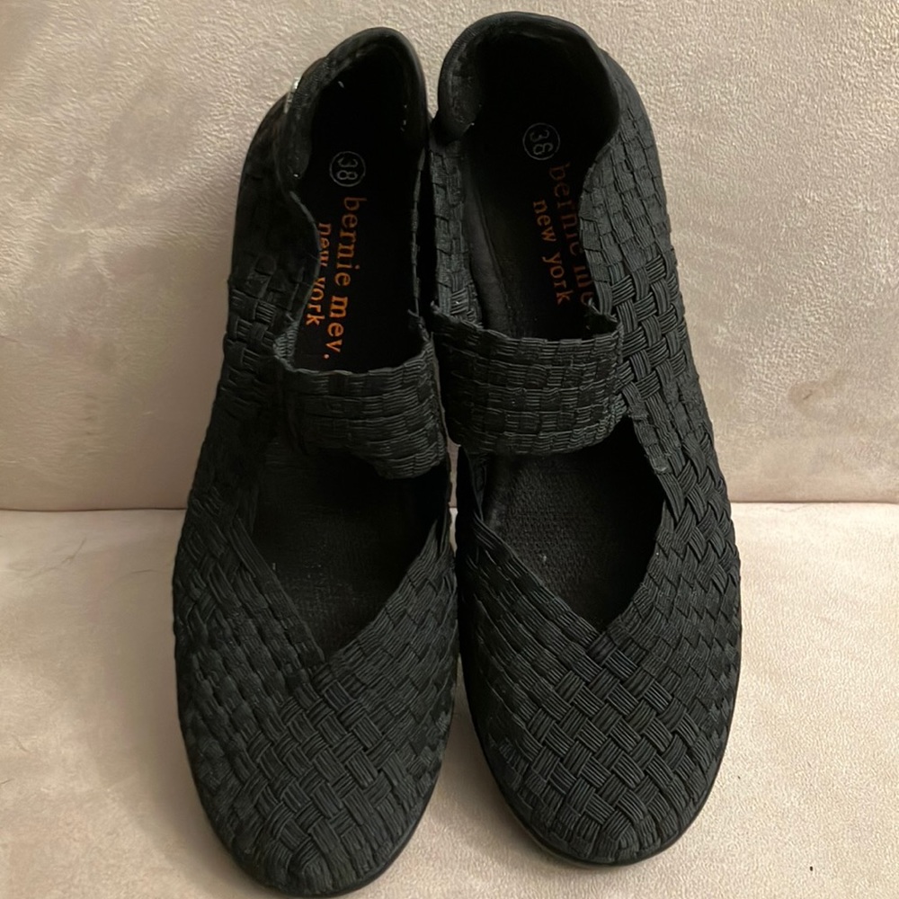 Black shoes size 8 by bernie mev.